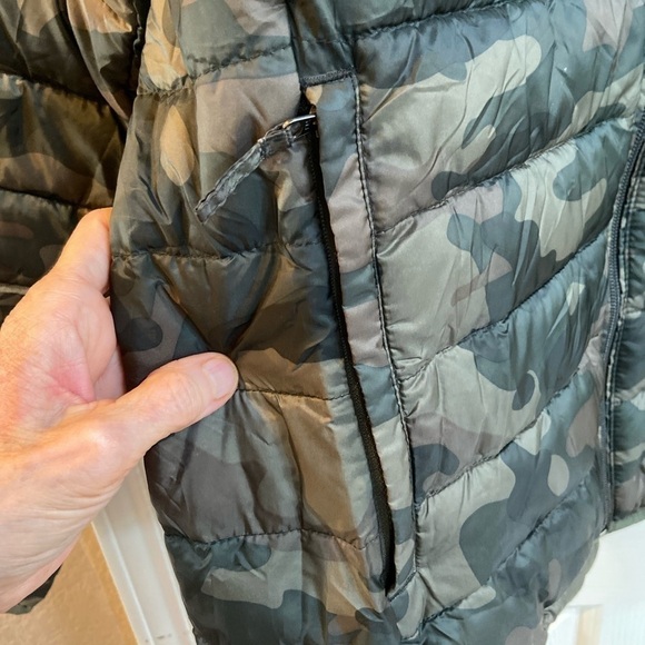 Amazon Essential Camo Puffer Jacket, M - Picture 4 of 6